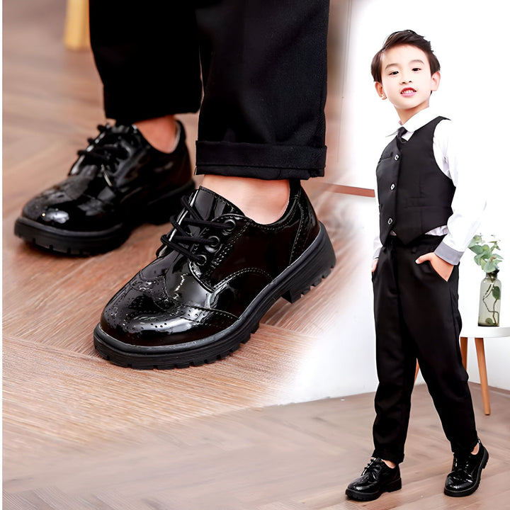 Image d'un jeune garçon élégant, vêtu d'un costume noir avec gilet, chemise blanche et chaussures vernies noires à lacets. Les chaussures sont mises en évidence, montrant leur style formel et brillant. Mode enfantine formelle pour une occasion spéciale., 45286679281845,45286679314613,45286679347381,45286679380149,45286679412917,45286679445685,45286679478453,45286679511221,45286679543989,45286679576757,45286679609525,45286679642293,45286679675061,45286679707829,45286679740597,45286679773365,45286679
