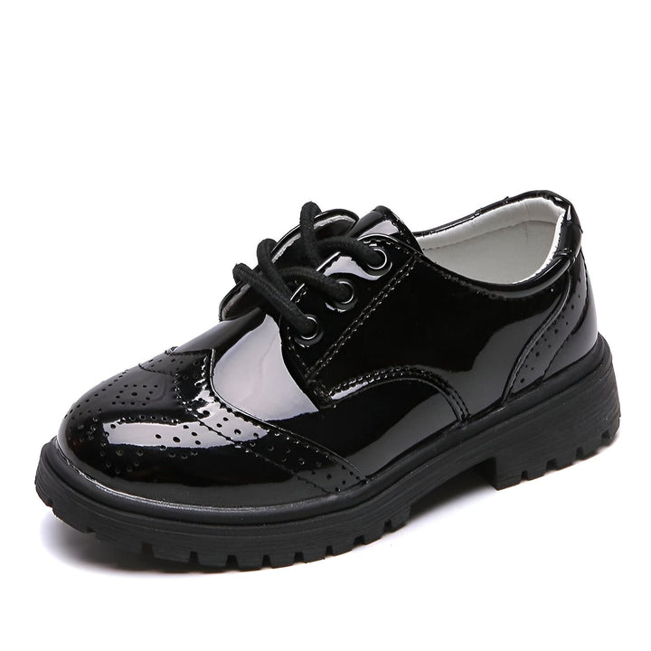 Chaussure de ville noire vernie pour enfant, style brogue avec lacets. Élégante et confortable pour une occasion spéciale., 45286679281845,45286679314613,45286679347381,45286679380149,45286679412917,45286679445685,45286679478453,45286679511221,45286679543989,45286679576757,45286679609525,45286679642293,45286679675061,45286679707829,45286679740597,45286679773365,45286679806133,45286679838901,45286679871669,45286679904437,45286679937205,45286679969973,45286680002741,45286680035509,45286680068277,45286680