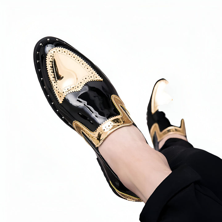 Chaussures habillées noires et dorées vernies, motif ornemental. Chaussures de soirée luxueuses pour homme, style élégant et original. Détails sophistiqués et design unique., 45287058735285,45287058768053,45287058800821,45287058833589,45287058866357,45287058899125,45287058931893,45287058964661,45287058997429,45287059030197