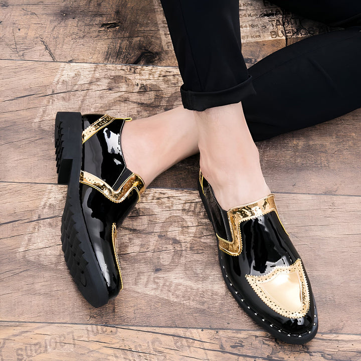 Gros plan sur des mocassins vernis noirs et or portés par un homme assis, sur un parquet. Chaussures élégantes avec détails brillants. Mode masculine, chaussures de luxe, style raffiné., 45287058735285,45287058768053,45287058800821,45287058833589,45287058866357,45287058899125,45287058931893,45287058964661,45287058997429,45287059030197