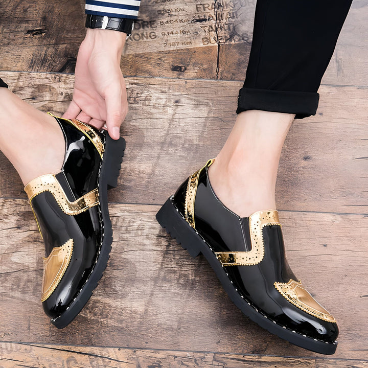 Homme présentant des chaussures Richelieu noires vernies avec des détails dorés. Chaussures de soirée élégantes pour hommes. Chaussures habillées pour hommes en cuir., 45287058735285,45287058768053,45287058800821,45287058833589,45287058866357,45287058899125,45287058931893,45287058964661,45287058997429,45287059030197