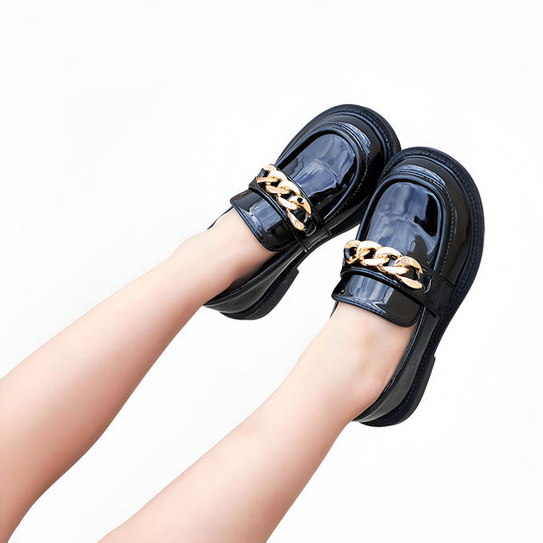 Vue en plongée de pieds chaussés de mocassins noirs vernis avec chaîne dorée, sur fond blanc. Chaussures mode pour femme., 45287023247541,45287023280309,45287023313077,45287023345845,45287023378613,45287023411381,45287023444149,45287023476917,45287023509685,45287023542453,45287023575221,45287023607989,45287023640757,45287023673525,45287023706293,45287023739061,45287023771829,45287023804597,45287023837365,45287023870133,45287023902901,45287023935669