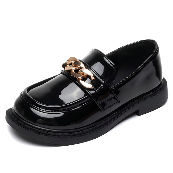 Mocassin noir verni avec chaîne dorée décorative. Chaussure élégante pour femme ou enfant, idéale pour un look classique et tendance. Mode automne-hiver., 45287023247541,45287023280309,45287023313077,45287023345845,45287023378613,45287023411381,45287023444149,45287023476917,45287023509685,45287023542453,45287023575221,45287023607989,45287023640757,45287023673525,45287023706293,45287023739061,45287023771829,45287023804597,45287023837365,45287023870133,45287023902901,45287023935669