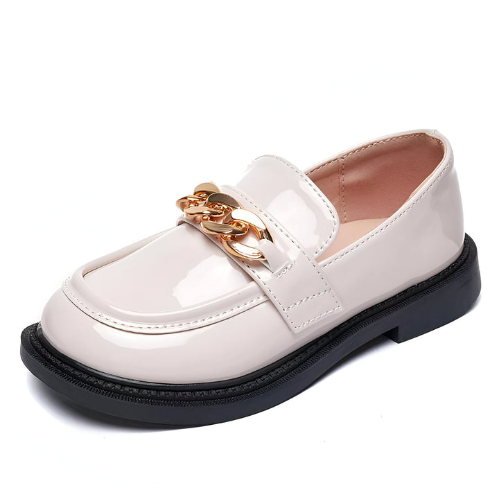 Mocassin verni beige avec chaîne dorée. Chaussure élégante pour femme, avec semelle noire épaisse. Style classique revisité avec une touche moderne. Idéal pour une tenue chic et décontractée., 45287023247541,45287023280309,45287023313077,45287023345845,45287023378613,45287023411381,45287023444149,45287023476917,45287023509685,45287023542453,45287023575221,45287023607989,45287023640757,45287023673525,45287023706293,45287023739061,45287023771829,45287023804597,45287023837365,45287023870133,45287023