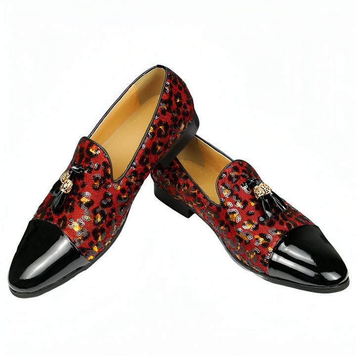 Mocassins homme élégants avec motif léopard rouge et noir, bout verni noir et glands décoratifs. Chaussures de soirée originales et tendances., 45286996050101,45286996082869,45286996115637,45286996148405,45286996181173,45286996213941,45286996246709,45286996279477,45286996312245,45286996345013,45286996377781,45286996410549,45286996443317,45286996476085,45286996508853,45286996541621,45286996574389,45286996607157