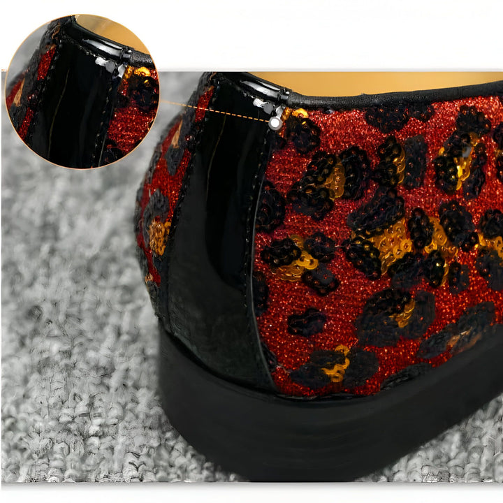 Gros plan d'un talon de chaussure à motif léopard rouge, or et noir avec des détails brillants et une finition vernie noire., 45286996050101,45286996082869,45286996115637,45286996148405,45286996181173,45286996213941,45286996246709,45286996279477,45286996312245,45286996345013,45286996377781,45286996410549,45286996443317,45286996476085,45286996508853,45286996541621,45286996574389,45286996607157