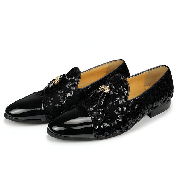 Mocassins pour hommes noirs avec des paillettes et des glands dorés. Chaussures élégantes en cuir verni pour un look sophistiqué., 45286996050101,45286996082869,45286996115637,45286996148405,45286996181173,45286996213941,45286996246709,45286996279477,45286996312245,45286996345013,45286996377781,45286996410549,45286996443317,45286996476085,45286996508853,45286996541621,45286996574389,45286996607157