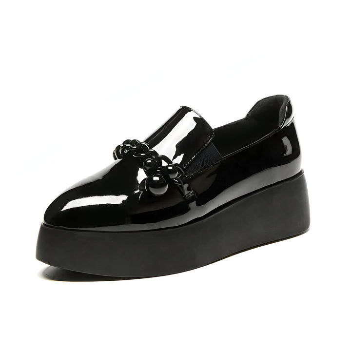 Mocassin noir verni à plateforme épaisse, orné de perles noires décoratives. Chaussure élégante et confortable pour femme, idéale pour un look tendance et moderne., 45286905544885,45286905577653,45286905610421,45286905643189,45286905675957,45286905708725,45286905741493