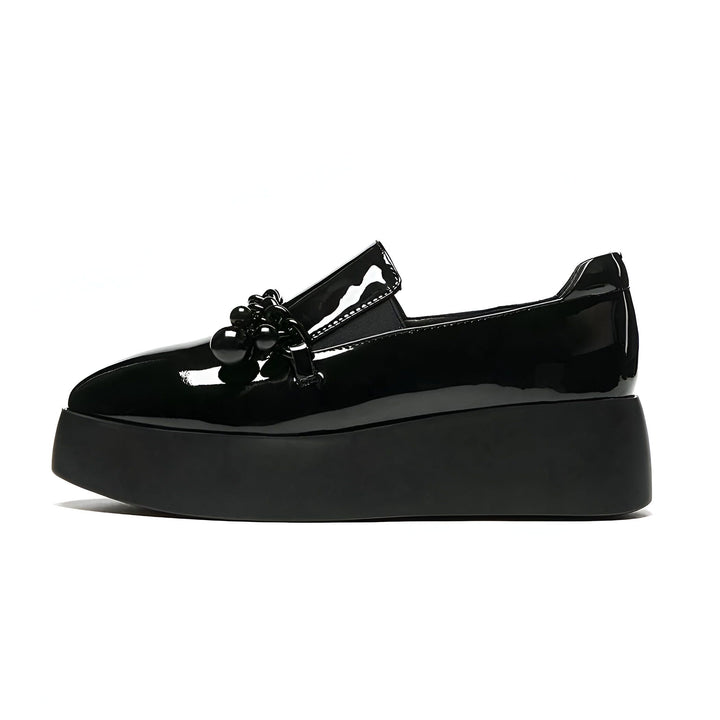 Mocassin plateforme noir verni avec ornement de perles. Chaussure élégante pour femme, style tendance et confortable. Vue latérale sur fond blanc., 45286905544885,45286905577653,45286905610421,45286905643189,45286905675957,45286905708725,45286905741493