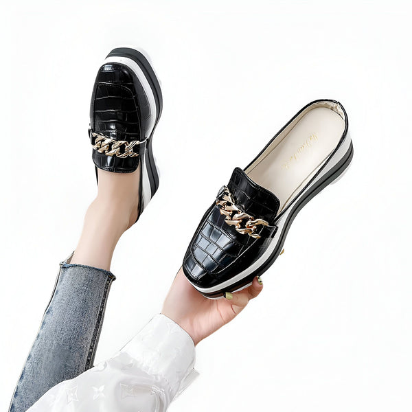 Mules mocassins noirs à motif crocodile avec chaîne dorée, présentés par une femme. Chaussures élégantes et confortables, idéales pour un look tendance et décontracté. Style intemporel et détails soignés., 45286799540405,45286799573173,45286799605941,45286799638709,45286799671477,45286799704245,45286799737013,45286799769781,45286799802549,45286799835317,45286799868085,45286799900853,45286799933621,45286799966389,45286799999157,45286800031925,45286800064693,45286800097461,45286800130229,4528680