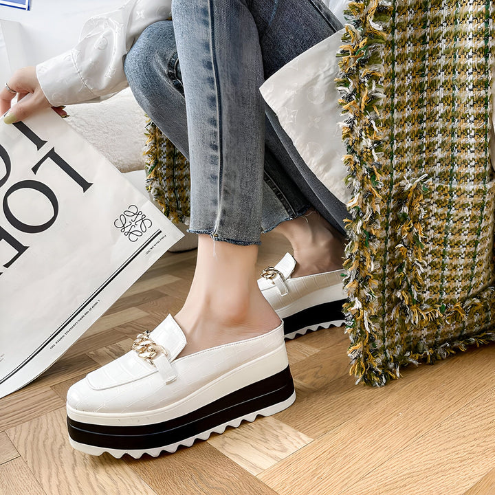 Gros plan de mules blanches à plateforme avec chaîne dorée, portées avec un jean et une chemise blanche. Sac de shopping blanc avec logo. Sac à main texturé en arrière-plan. Mode féminine, chaussures tendance., 45286799540405,45286799573173,45286799605941,45286799638709,45286799671477,45286799704245,45286799737013,45286799769781,45286799802549,45286799835317,45286799868085,45286799900853,45286799933621,45286799966389,45286799999157,45286800031925,45286800064693,45286800097461,45286800130229,452868