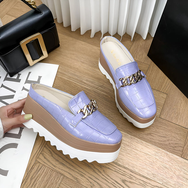 Mules lilas à plateforme, détail chaîne dorée et texture crocodile. Sac à main noir en arrière-plan. Mode femme, chaussures d'été tendance., 45286799540405,45286799573173,45286799605941,45286799638709,45286799671477,45286799704245,45286799737013,45286799769781,45286799802549,45286799835317,45286799868085,45286799900853,45286799933621,45286799966389,45286799999157,45286800031925,45286800064693,45286800097461,45286800130229,45286800162997,45286800195765,45286800228533,45286800261301,45286800294069,4
