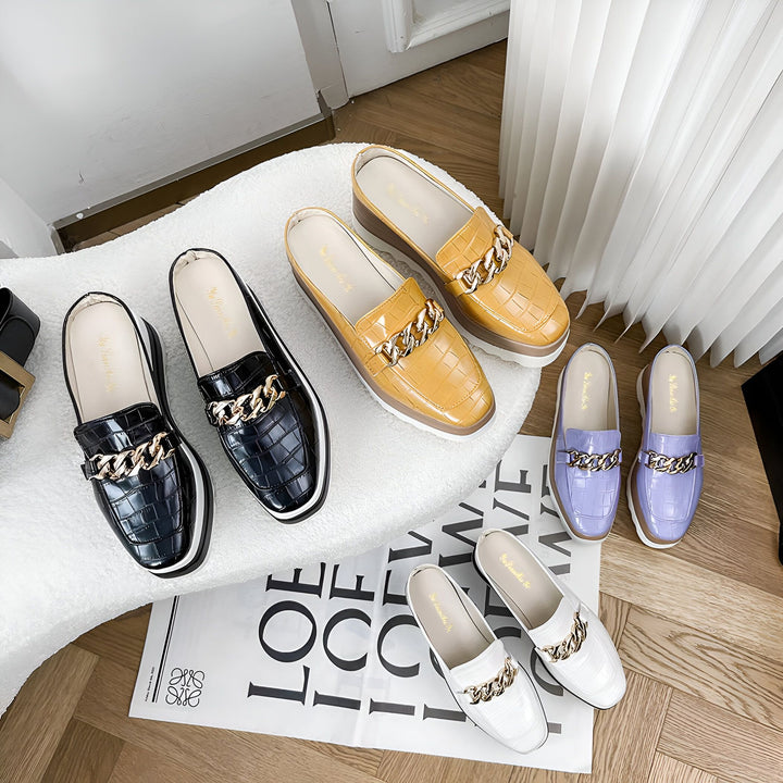 Vue plongeante de mules élégantes en noir, jaune, lilas et blanc, ornées de chaînes dorées. Ces chaussures à enfiler sont parfaites pour un look chic et décontracté., 45286799540405,45286799573173,45286799605941,45286799638709,45286799671477,45286799704245,45286799737013,45286799769781,45286799802549,45286799835317,45286799868085,45286799900853,45286799933621,45286799966389,45286799999157,45286800031925,45286800064693,45286800097461,45286800130229,45286800162997,45286800195765,45286800228533,45286