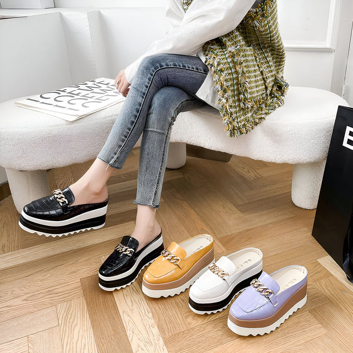 Chaussures compensées mules pour femmes en différents coloris (noir, jaune, blanc, lilas) avec chaîne dorée. Idéales pour le printemps et l'été. Tendance mode femme., 45286799540405,45286799573173,45286799605941,45286799638709,45286799671477,45286799704245,45286799737013,45286799769781,45286799802549,45286799835317,45286799868085,45286799900853,45286799933621,45286799966389,45286799999157,45286800031925,45286800064693,45286800097461,45286800130229,45286800162997,45286800195765,45286800228533,452868