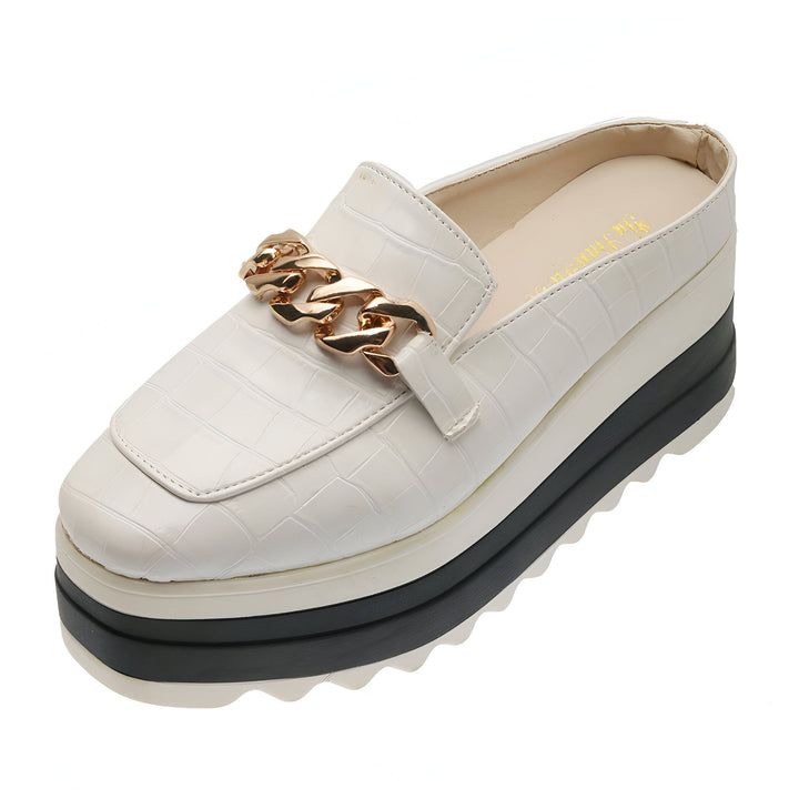 Mule compensée blanche à motif crocodile avec une chaîne dorée décorative. Chaussure d'été tendance et confortable, idéale pour un look chic et décontracté., 45286799540405,45286799573173,45286799605941,45286799638709,45286799671477,45286799704245,45286799737013,45286799769781,45286799802549,45286799835317,45286799868085,45286799900853,45286799933621,45286799966389,45286799999157,45286800031925,45286800064693,45286800097461,45286800130229,45286800162997,45286800195765,45286800228533,452868002613