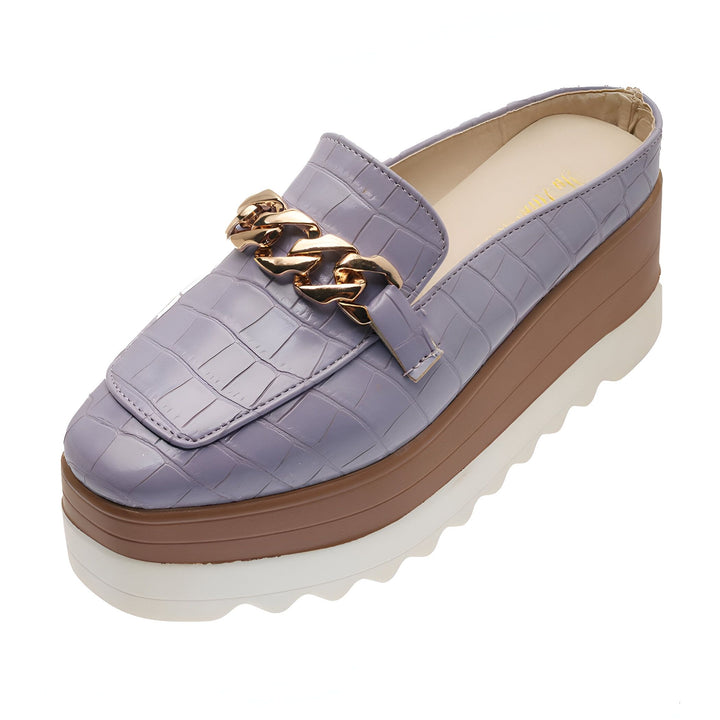 Mule lilas texturée croco avec chaîne dorée. Chaussure d'été femme avec semelle compensée marron et blanche, vue de dessus sur fond blanc. Tendance et élégante., 45286799540405,45286799573173,45286799605941,45286799638709,45286799671477,45286799704245,45286799737013,45286799769781,45286799802549,45286799835317,45286799868085,45286799900853,45286799933621,45286799966389,45286799999157,45286800031925,45286800064693,45286800097461,45286800130229,45286800162997,45286800195765,45286800228533,4528680026