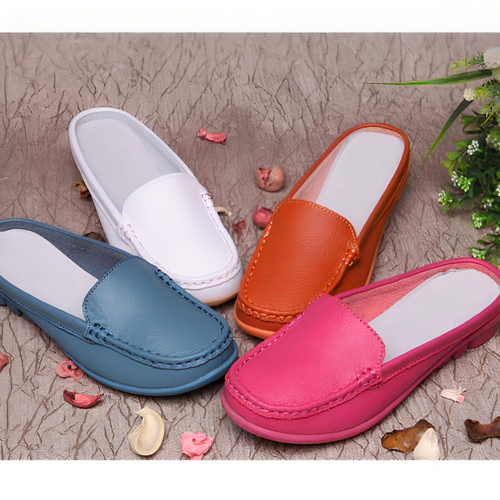 Quatre paires de mocassins en cuir colorés (bleu, blanc, orange, rose) disposées sur un fond texturé avec des fleurs décoratives. Chaussures décontractées et confortables, idéales pour le printemps/été., 45286921666741,45286921699509,45286921732277,45286921765045,45286921797813,45286921830581,45286921863349,45286921896117,45286921928885,45286921961653,45286921994421,45286922027189,45286922059957,45286922092725,45286922125493,45286922158261,45286922191029,45286922223797,45286922256565,452869222893